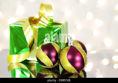 Drei rote Weihnachtskugeln und Geschenk-box Stockfoto