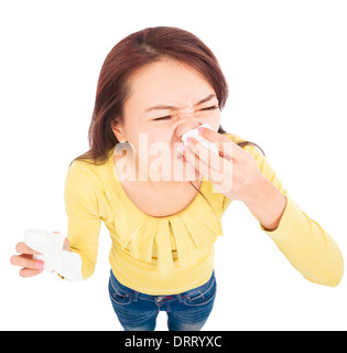 junge Frau ist mit schmerzhaften Gesicht Niesen. Stockfoto