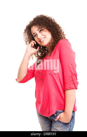 Junge schöne Frau am Telefon, vor einem weißen Hintergrund isoliert Stockfoto