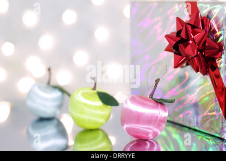 Drei rote Christmas Ball und Geschenk-box Stockfoto