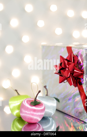 Drei rote Christmas Ball und Geschenk-box Stockfoto