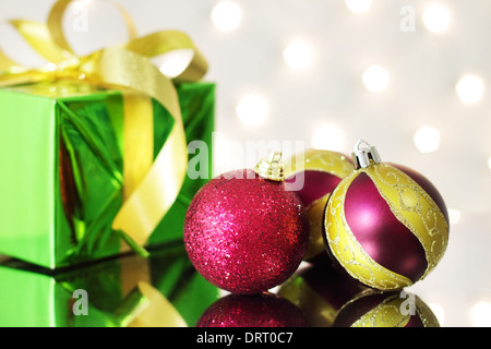 Drei rote Weihnachtskugeln und Geschenk-box Stockfoto