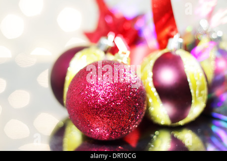 Drei rote Weihnachtskugeln Stockfoto