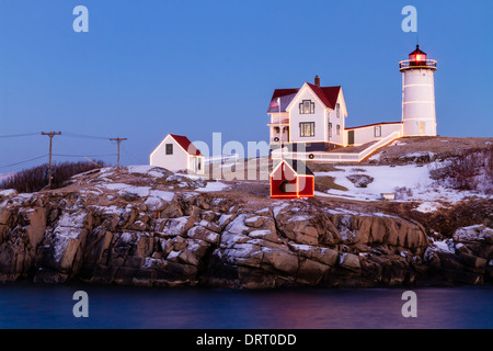 Dämmerung fällt über Cape Neddick Lighthouse auch bekannt als Nubble Light in York, Maine. Stockfoto