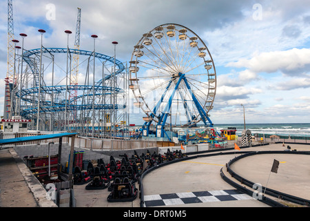 Riesenrad, Achterbahn und Mini-Rennwagen in Daytona Beach Boardwalk Amusement Park am Strand zu verfolgen. Stockfoto