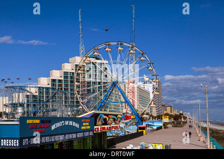 Riesenrad und Achterbahn im Freizeitpark Daytona Beach Boardwalk am Strand. Stockfoto