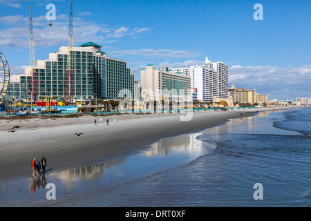 Riesenrad und Achterbahn im Freizeitpark Daytona Beach Boardwalk am Strand. Stockfoto