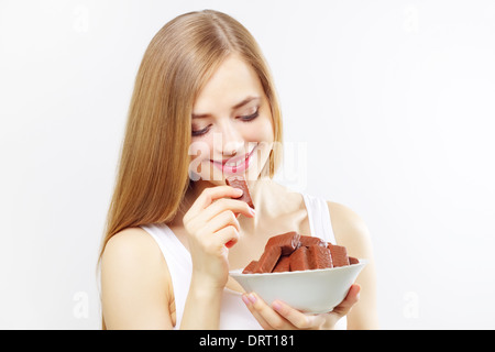 Mädchen, die Schokolade zu essen Stockfoto