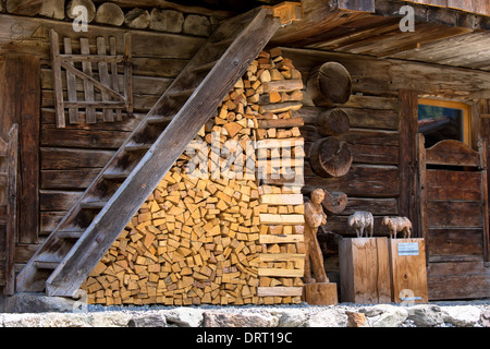 Holzstapel der Holzschnitzer-Studio in Klosters in Graubünden Region, Schweiz Stockfoto