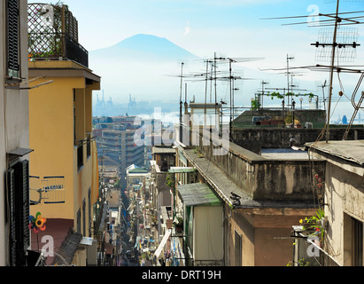 Gasse zwischen den überfüllten Vierteln von Neapel, Italien Stockfoto