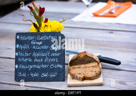 Getränkekarte beim Mittagessen im Restaurant Gasthaus Hohwald Hotels in Klosters-Montbiel in Graubünden Region, Schweiz Stockfoto