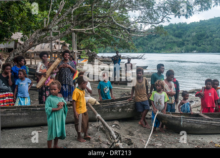 Melanesische Dorfbewohner auf Makira (San Cristobal) Island, Makira-Ulawa Provinz, begrüßen Besucher von einem Kreuzfahrtschiff einer Expedition Stockfoto