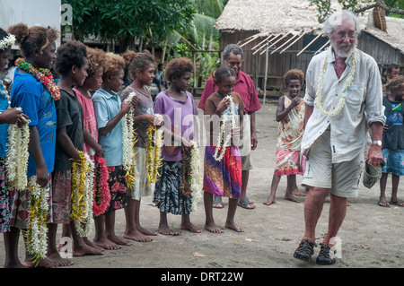 Melanesische Dorfbewohner auf Makira (San Cristobal) Island, Makira-Ulawa Provinz, begrüßen Besucher von einem Kreuzfahrtschiff einer Expedition Stockfoto