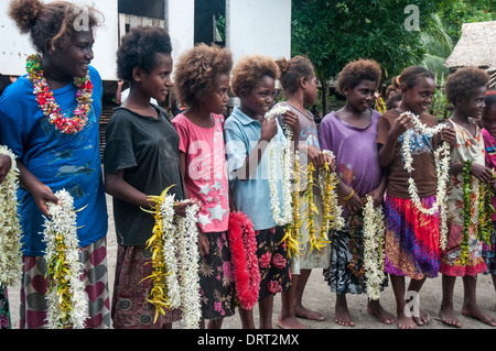 Melanesische Dorfbewohner auf Makira (San Cristobal) Island, Makira-Ulawa Provinz, bereiten sich darauf vor, Besucher von einem Kreuzfahrtschiff der Expedition zu begrüßen Stockfoto