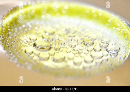 Zitrone und kohlensäurehaltiges Wasser Tropfen Stockfoto