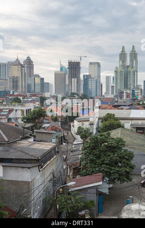 Jakarta, die Hauptstadt Indonesiens, ist ein gemischtes einer modernen Hochhäusern und ältere Dorf mitten im Zentrum der Stadt. Stockfoto