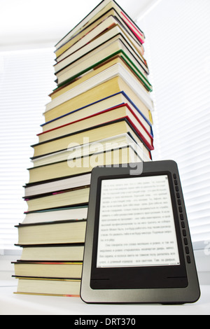 Ebook-Reader auf einem hellen Hintergrund Stockfoto