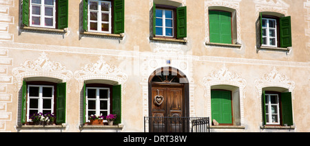 Haus im Engadin im Dorf Guarda mit alten bemalten 17. Jahrhundert Steinbauten, Schweiz Stockfoto