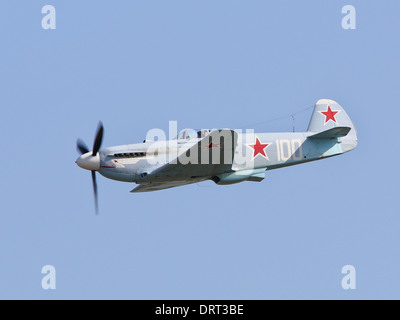 Yak - 3M G-CGXG russische WW2 Kämpfer und Boden-Angriff Flugzeug fliegt auf Flying Legends airshow Stockfoto