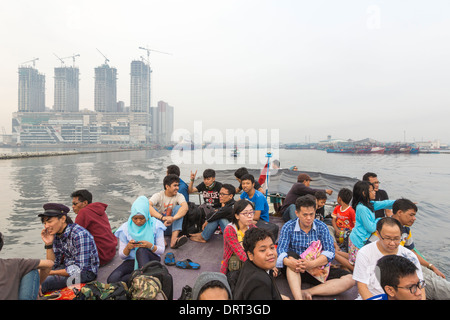 Überfüllte Fähre verlassen den Hafen von Muara Angke in Jakarta für die 1000 Inseln (Pulau Seribu), Indonesien Stockfoto