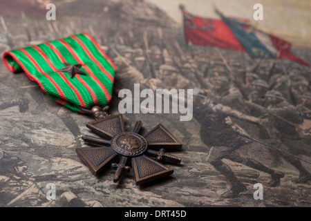 1914-1918 französische Croix De Guerre WW1-Medaille, ruht auf einer französischen Zeitung 1917 Stockfoto