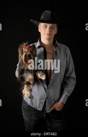 Junger Mann mit Yorkshire-Terrier. Stockfoto