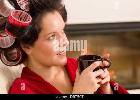 Home Schönheit Frau mit Haar-Lockenwickler-Getränk Stockfoto