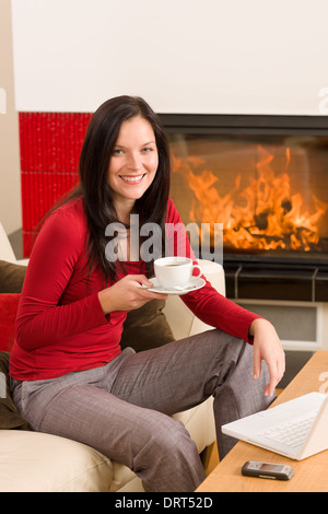 Kaffeepause Frau Heißgetränk zu Hause Stockfoto