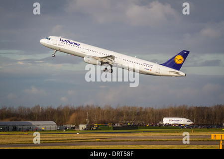 Lufthansa Airbus A321-231 D-AISB mit dem Start vom Flughafen Manchester Stockfoto