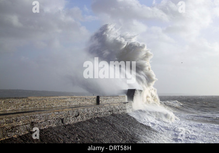 Stormy Seas Teig Porthcawl pier Stockfoto