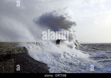 Stormy Seas Teig Porthcawl pier Stockfoto