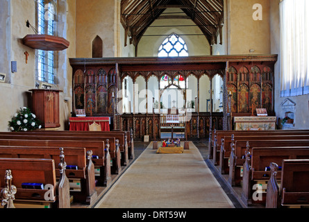 Ein Blick auf das Innere der Pfarrkirche St. Helena am Ranworth, Norfolk, England, Vereinigtes Königreich. Stockfoto