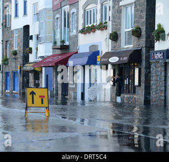 Saint Peter Port, Guernsey, Channel Islands. 1. Februar 2014. Außergewöhnlich hohen Gezeiten und Gale zwingen Winde Ursache Überschwemmungen entlang der Küstenstraßen in Guernsey. Weitere Überschwemmungen und Road Verschlüsse dürften am Sonntag als Gezeiten so hoch wie 10,2 Meter prognostiziert werden. Foto Credit: Robert Smith/Alamy Live News Stockfoto