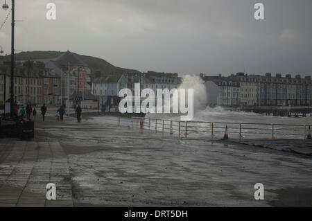 Aberystwyth, Wales, UK. 1. Februar 2014. Große Wellen schlug Aberystwyth Promenade an den hohen Gezeiten auf Samstag, 1. Februar 2014. Bildnachweis: Barry Watkins/Alamy Live-Nachrichten Stockfoto