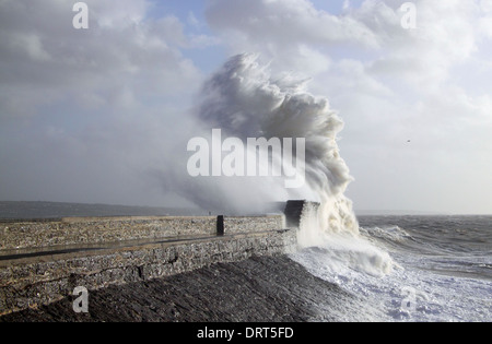 Stormy Seas Teig Porthcawl pier Stockfoto