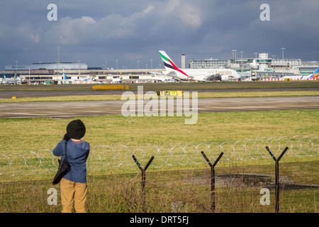 Junge gerade Flugzeuge am Flughafen Manchester Stockfoto