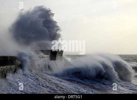 Stormy Seas Teig Porthcawl pier Stockfoto