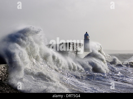 Stormy Seas Teig Porthcawl pier Stockfoto