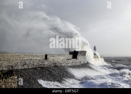 Stormy Seas Teig Porthcawl pier Stockfoto