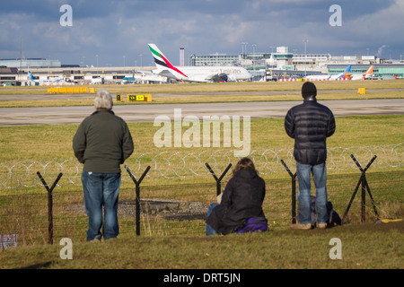 Flugzeug-Spotter am Flughafen Manchester warten Airus A380 abzunehmen. Stockfoto