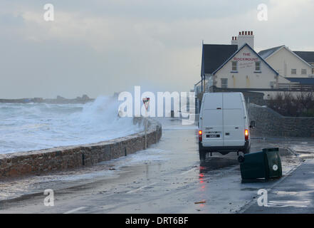 Cobo Bay, Guernsey, Channel Islands. 1. Februar 2014. Hochwasserwarnungen sind für die Westküste von Guernsey und niedriger liegende Gebiete der Insel als weit verbreitete Stürme kombiniert mit außergewöhnlich hohen Gezeiten bringen die Gefahr von Überschwemmungen. Hotels an der Westküste sind auf das Schlimmste vorbereiten, nach ähnliche Bedingungen im Januar schwere Schäden. Foto Credit: Robert Smith/Alamy Live News Stockfoto