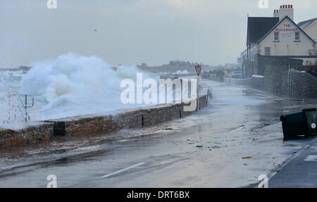 Cobo Bay, Guernsey, Channel Islands. 1. Februar 2014. Hochwasserwarnungen sind für die Westküste von Guernsey und niedriger liegende Gebiete der Insel als weit verbreitete Stürme kombiniert mit außergewöhnlich hohen Gezeiten bringen die Gefahr von Überschwemmungen. Hotels an der Westküste sind auf das Schlimmste vorbereiten, nach ähnliche Bedingungen im Januar schwere Schäden. Foto Credit: Robert Smith/Alamy Live News Stockfoto