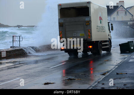 Cobo Bay, Guernsey, Channel Islands. 1. Februar 2014. Hochwasserwarnungen sind für die Westküste von Guernsey und niedriger liegende Gebiete der Insel als weit verbreitete Stürme kombiniert mit außergewöhnlich hohen Gezeiten bringen die Gefahr von Überschwemmungen. Hotels an der Westküste sind auf das Schlimmste vorbereiten, nach ähnliche Bedingungen im Januar schwere Schäden. Foto Credit: Robert Smith/Alamy Live News Stockfoto