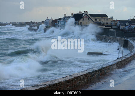 Cobo Bay, Guernsey, Channel Islands. 1. Februar 2014. Hochwasserwarnungen sind für die Westküste von Guernsey und niedriger liegende Gebiete der Insel als weit verbreitete Stürme kombiniert mit außergewöhnlich hohen Gezeiten bringen die Gefahr von Überschwemmungen. Hotels an der Westküste sind auf das Schlimmste vorbereiten, nach ähnliche Bedingungen im Januar schwere Schäden. Foto Credit: Robert Smith/Alamy Live News Stockfoto