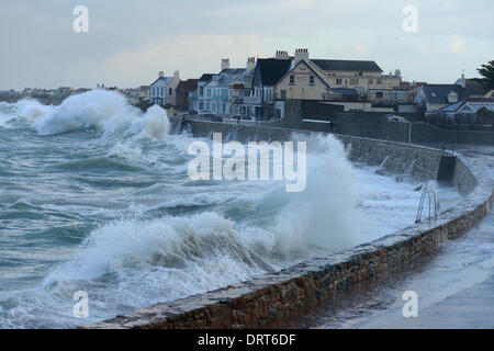 Cobo Bay, Guernsey, Channel Islands. 1. Februar 2014. Hochwasserwarnungen sind für die Westküste von Guernsey und niedriger liegende Gebiete der Insel als weit verbreitete Stürme kombiniert mit außergewöhnlich hohen Gezeiten bringen die Gefahr von Überschwemmungen. Hotels an der Westküste sind auf das Schlimmste vorbereiten, nach ähnliche Bedingungen im Januar schwere Schäden. Foto Credit: Robert Smith/Alamy Live News Stockfoto