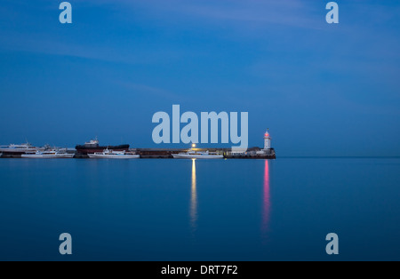 Leuchtturm am Pier mit Booten Stockfoto