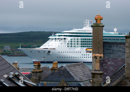 Das Kreuzfahrtschiff "Brilliance Of The Seas" vertäut im Bressay Ton, von den Dächern der Stadt Lerwick, Shetland betrachtet. Stockfoto