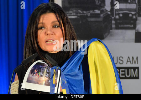 Berlin, Deutschland. 1. Februar 2014. Ukrainische Sängerin Ruslana Lyzhychko hält Bilder der aktuellen Proteste in Kiew und eine ukrainische Flagge auf einer Pressekonferenz am Checkpoint Charlie Museum in Berlin, Deutschland, 1. Februar 2014. Das ehemalige Mitglied des ukrainischen Parlaments und 2004 Gewinnerin des Eurovision Song Contest hat die ukrainische Opposition seit der orangenen Revolution unterstützt. Bildnachweis: Dpa picture Alliance/Alamy Live News Stockfoto