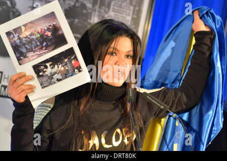 Berlin, Deutschland. 1. Februar 2014. Ukrainische Sängerin Ruslana Lyzhychko hält Bilder der aktuellen Proteste in Kiew und eine ukrainische Flagge auf einer Pressekonferenz am Checkpoint Charlie Museum in Berlin, Deutschland, 1. Februar 2014. Das ehemalige Mitglied des ukrainischen Parlaments und 2004 Gewinnerin des Eurovision Song Contest hat die ukrainische Opposition seit der orangenen Revolution unterstützt. Bildnachweis: Dpa picture Alliance/Alamy Live News Stockfoto