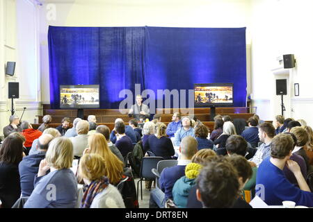 Dublin, Irland. 1. Februar 2014. Revd Rob Jones, eines der Gründungsmitglieder der jährlichen Rubicon-Konferenz befasst sich mit das Publikum. Die Jahreskonferenz Rubicon, eine Heilige Dreifaltigkeit (Kirche von Irland), Rathmines, Initiative, ist eine jährliche Konferenz, die zusammen zieht die Menschen um zu debattieren und zusammenarbeiten, um neue Wege finden, seinen Glauben in alle Bereichen des Einflusses zu engagieren. Es richtet sich durch lokale Kirchenführer, sozialen und christlichen Aktivisten sowie Personen aus Wirtschaft und Medien. Bildnachweis: Michael Debets/Alamy Live-Nachrichten Stockfoto